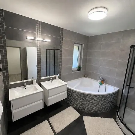 Nesthome Family House Mosnov Airport *